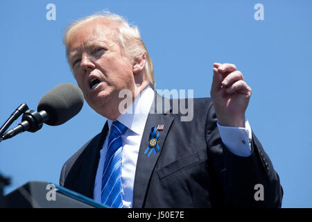 US-Präsident Donald J. Trump macht Bemerkungen beim 36. jährliche National Peace Officers Memorial Service im US-Kapitol in Washington, DC, 15. Mai 2017. Bildnachweis: Chris Kleponis/Pool über CNP /MediaPunch Stockfoto