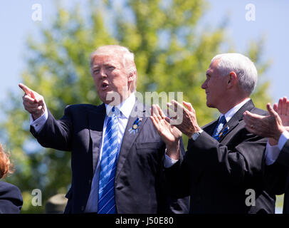 US-Präsident Donald J. Trump macht Bemerkungen wie Vizepräsident Mike Pence beim 36. jährliche National Peace Officers Memorial Service im US-Kapitol in Washington, DC, 15. Mai 2017 begrüßt. Bildnachweis: Chris Kleponis/Pool über CNP /MediaPunch Stockfoto