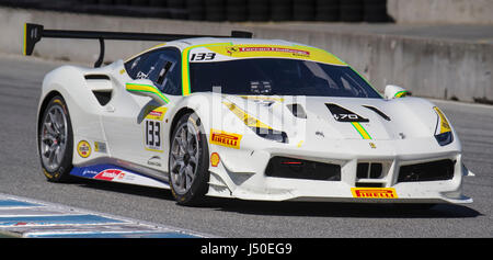 Monterey, Kalifornien, USA. 13. Mai 2017. # 133 Michael Fassbender kommen in der ersten Kurve 1 während der Ferrari Challenge Pirelli AM 2 488 TP Rennserie in Mazda Raceway Laguna Seca. Bildnachweis: Csm/Alamy Live-Nachrichten Stockfoto