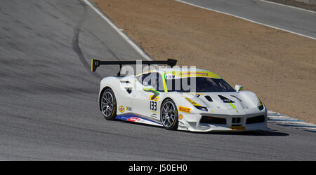 Monterey, Kalifornien, USA. 13. Mai 2017. # 133 Michael Fassbender kommen in der ersten Kurve 1 während der Ferrari Challenge Pirelli AM 2 488 TP Rennserie in Mazda Raceway Laguna Seca. Bildnachweis: Csm/Alamy Live-Nachrichten Stockfoto