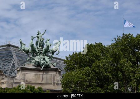 (170516) - Saint-Denis, 16. Mai 2017 (Xinhua)--A Paris 2024 Flagge ist außerhalb der Grand Palais in Paris, Frankreich am 15. Mai 2017 gesehen. Nach dem Projekt Paris-2024 wird Grand Palais die Taekwondo und Fechten Veranstaltungen beherbergen. IOC Auswertung Kommission gefolgt einige Schauplätze für Paris 2024 am Montag besucht war eine Medien-Tour. (Xinhua/Chen Yichen) Stockfoto