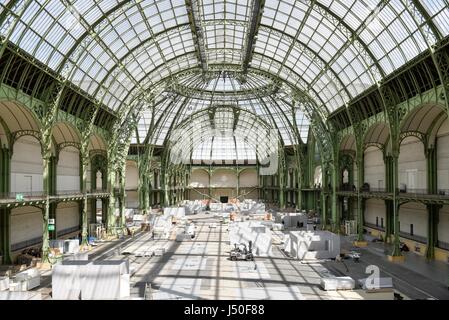 (170516) - Saint-Denis, 16. Mai 2017 (Xinhua)--Foto aufgenommen am 15. Mai 2017 zeigt das Innere des Grand Palais in Paris, Frankreich. Nach dem Projekt Paris-2024 wird Grand Palais die Taekwondo und Fechten Veranstaltungen beherbergen. IOC Auswertung Kommission gefolgt einige Schauplätze für Paris 2024 am Montag besucht war eine Medien-Tour. (Xinhua/Chen Yichen) Stockfoto