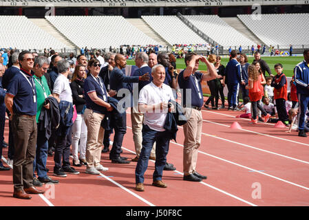 (170516) - Saint-Denis, 16. Mai 2017 (Xinhua)--der IOC Auswertung Kommission besucht das Stade de France in Saint-Denis, Frankreich am 15. Mai 2017. IOC Auswertung Kommission gefolgt einige Schauplätze für Paris 2024 am Montag besucht war eine Medien-Tour. (Xinhua/Chen Yichen) Stockfoto