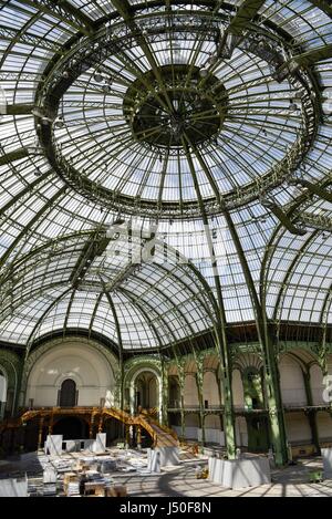 (170516) - Saint-Denis, 16. Mai 2017 (Xinhua)--Foto aufgenommen am 15. Mai 2017 zeigt das Innere des Grand Palais in Paris, Frankreich. Nach dem Projekt Paris-2024 wird Grand Palais die Taekwondo und Fechten Veranstaltungen beherbergen. IOC Auswertung Kommission gefolgt einige Schauplätze für Paris 2024 am Montag besucht war eine Medien-Tour. (Xinhua/Chen Yichen) Stockfoto