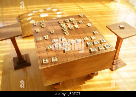 Tokyo. 22. Februar 2005. Eine Datei Abbildung Bild zeigt Stücke von Shogi an Bord in Tokio, 22. Februar 2005. Shogi, auch bekannt als japanisches Schach oder die Generäle Spiel, immer beliebter in den letzten Jahren in Japan wegen der Smartphone-app und junge professionelle Spieler bemerkenswerte Fortschritte. Bildnachweis: Hideki Yoshihara/AFLO/Alamy Live-Nachrichten Stockfoto