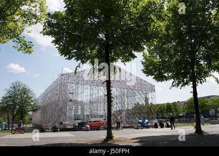 Kassel, Deutschland. 15. Mai 2017. Menschen passieren die Documenta-Kunstwerk "The Parthenon of Books" Argentinische Künstlerin Marta Minujin, die im Bau in Kassel, Deutschland, 15. Mai 2017 ist. Documenta in Kassel 14 läuft vom 10. Juni 2017 bis 17. September 2017. Foto: Swen Pförtner/Dpa/Alamy Live News Stockfoto