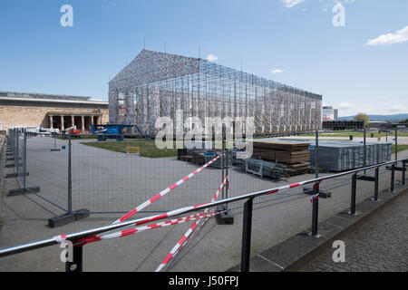 Kassel, Deutschland. 15. Mai 2017. Ein Aufbau-Bauzaun umgibt das Documenta-Kunstwerk "The Parthenon of Books" Argentinische Künstlerin Marta Minujin, die im Bau in Kassel, Deutschland, 15. Mai 2017 ist. Documenta in Kassel 14 läuft vom 10. Juni 2017 bis 17. September 2017 Foto: Swen Pförtner/Dpa/Alamy Live News Stockfoto