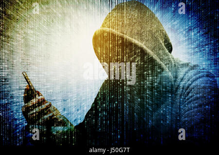 Doppelbelichtung von vermummten Cyber-Kriminalität Hacker mit Handy Internet hacking in den Cyberspace, Online-Daten-Sicherheits-Konzept. Matrix Code ba Stockfoto