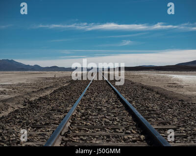 Gerade Eisenbahn durch die Atacama-Wüste, in der Nähe von Uyuni Salzsee, Bolivien, Südamerika. Stockfoto