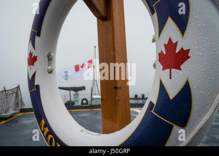 Königliche kanadische Marine Kriegsschiff HMCS MONTREAL an einem nebligen und regnerischen Tag in Halifax, Nova Scotia, Kanada. Stockfoto