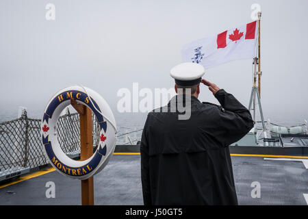 Königliche kanadische Marine Kriegsschiff HMCS MONTREAL an einem nebligen und regnerischen Tag in Halifax, Nova Scotia, Kanada. Stockfoto