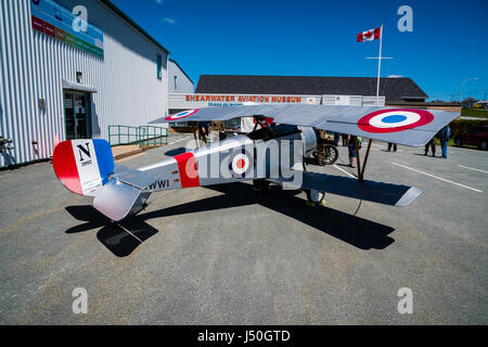 Ein Replikat Nieport XI Doppeldecker auf dem Display an der Shearwater Luftfahrtmuseum in der Nähe von Halifax, Nova Scotia, Kanada. Stockfoto