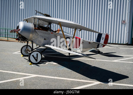 Ein Replikat Nieport XI Doppeldecker auf dem Display an der Shearwater Luftfahrtmuseum in der Nähe von Halifax, Nova Scotia, Kanada. Stockfoto