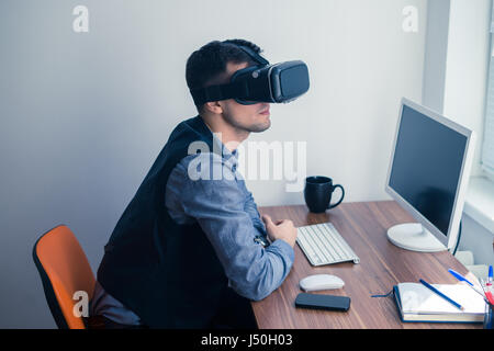 Junger Geschäftsmann in Vr-Brille, ich freue mich Stockfoto