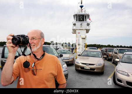 Alabama Fort Morgan, Fort Morgan Ferry, Mobile Bay Water, Mann Männer Erwachsene Erwachsene, Kamera, Digital, Autos, Passagiere Fahrer Fahrer, Hornblower Stockfoto