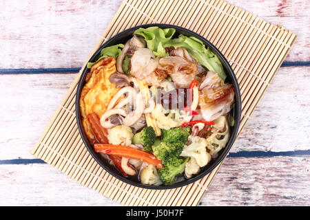 Thai chinesisches Essen, Fried große Nudel mit Omelett gekrönt gemischte Gemüse in der Suppe als Karotten, Mais, Blumenkohl, grüne Eiche, Brokkoli, Champignons und rote Chili-cal Stockfoto