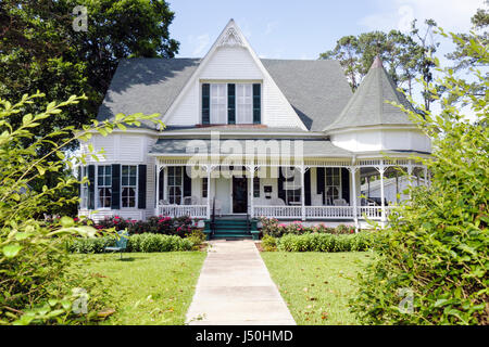 Monroeville Alabama, Pineville Road, historische Häuser, Stallworth Haus, Queen Anne, Säulen, umlaufende Veranda, Turm, Giebeldach, Vorgarten, Baum, Straße, Seitenwand Stockfoto