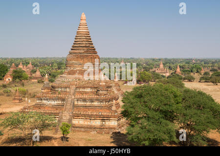 Viele Stupas, Tempeln und Pagoden in der alten Ebene von Bagan in Myanmar (Burma), gesehen aus dem Bulethi (Buledi)-Tempel. Stockfoto