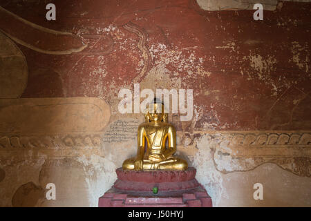 Goldene Buddha-Statue und großer alter Malerei in Sulamani Tempel in Bagan, Myanmar (Burma). Stockfoto