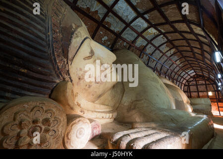 18 Meter lange liegende Buddha-Statue aus dem 11. Jahrhundert in den Shinbinthalyaung-Tempel in Bagan, Myanmar (Burma). Stockfoto