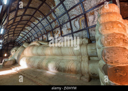 18 Meter lange liegende Buddha-Statue aus dem 11. Jahrhundert in den Shinbinthalyaung-Tempel in Bagan, Myanmar (Burma). Stockfoto