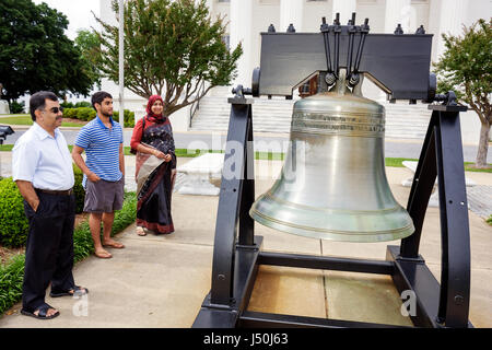 Alabama, Montgomery County, Montgomery, State Capitol Building, Liberty Bell Replik, asiatische Familie Familien Eltern Eltern Kind Kinder, Muslim, Mann Männer ma Stockfoto