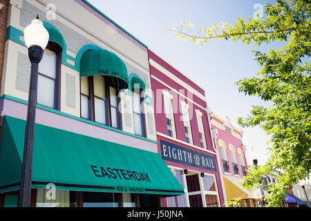 Alabama, Lee County, Opelika, Historic District, South Railroad Avenue, historische Innenstadt, restaurierte Gebäude, Skyline der Stadt, Laternenpfosten, AL080518019 Stockfoto