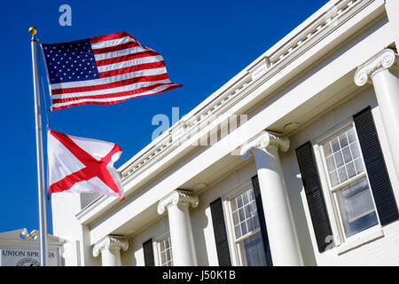 Alabama, Bullock County, Union Springs, Prearie Street, Rathaus, Gebäude, lokale Regierung, Flagge, dorische Säulen, weißes Gebäude, AL080518045 Stockfoto