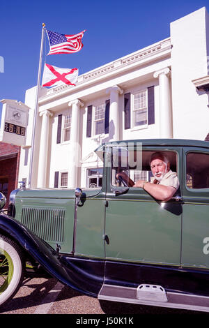 Alabama Bullock County, Union Springs, Prearie Street, Rathaus, Gebäude, lokale Regierung, Flagge, dorische Säulen, weißes Gebäude, grüne antike Autos, Mann m Stockfoto