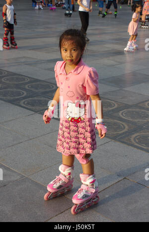 Vietnamesisches Mädchen auf Inline skates in einem Park in Hanoi, Vietnam. Stockfoto