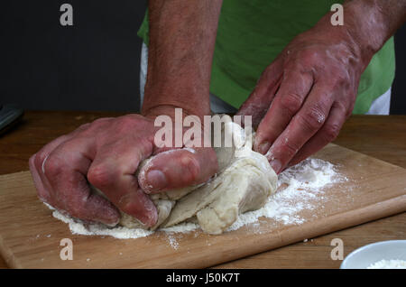 Baker einige bereit, etwas Brot, Zagreb, Kroatien am 21. September 2016 backen Teig vorbereiten. Stockfoto