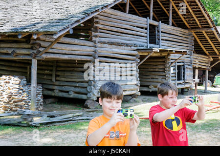 Troy Alabama, Pioneer Museum der Geschichte Alabamas, Scheune, regional, Bildung, Vergangenheit, südliches Leben, neu erbautes Dorf, Artefakte, Blockscheune, Tier, Bauernhof, zwei Jungen, Junge Stockfoto