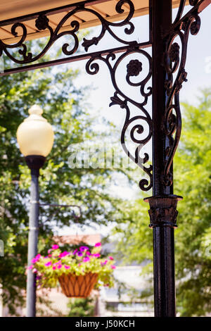 Troy Alabama, kleiner Stadtplatz, Pavillon, Innenstadt, historische Gebäude, Skyline der Stadt, Stadtbild, Revitalisierung, Grafschaftssitz, schmiedeeiserne Details, Straßenlaterne, Flo Stockfoto