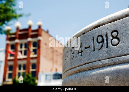 Troy Alabama, kleiner Stadtplatz, Gedenkstätte des Ersten Weltkriegs, Innenstadt, historische Gebäude, Skyline der Stadt, Stadtbild, Revitalisierung, Grafschaftssitz, rotes Ziegelgebäude Stockfoto