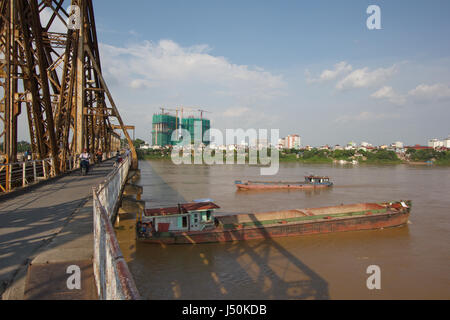 Die Franzosen errichtet Long Bien-Brücke führt über den Red River in Hanoi, Vietnam Stockfoto