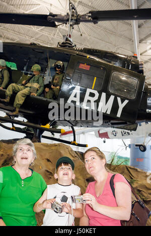 Alabama Dale County, Ft. Fort Rucker, United States Army Aviation Museum, Erwachsene Erwachsene Frau Frauen weibliche Dame, Frauen, junge Jungen, männliche Kinder Kinder Kind childre Stockfoto