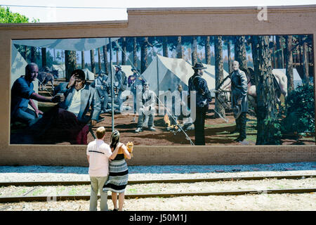 Dothan Alabama, Wiregrass Festival of Murals, Bürgerkrieg Szene, Mann Männer männlich, Frau weibliche Frauen, Paar, Hund, AL080520022 Stockfoto