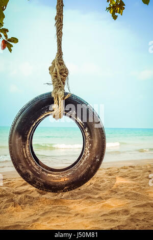 Alte Reifen Schaukel am tropischen Strand Stockfoto