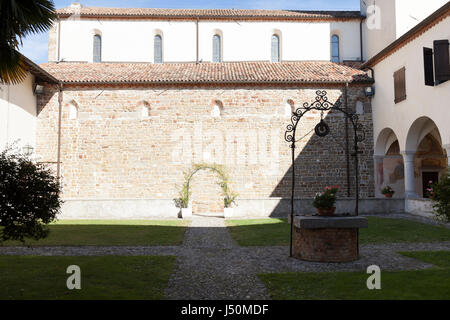 Innenhof mit Wasser gut, Abtei von Corno di Rosazzo, Friaul, Italien Stockfoto