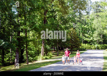 Alabama Butler County, Greenville, Sherling Lake Park, Familienfamilien Eltern Eltern Kinder, Männer Erwachsene Erwachsene Erwachsene, Vater Vater Vater, Eltern, Stockfoto