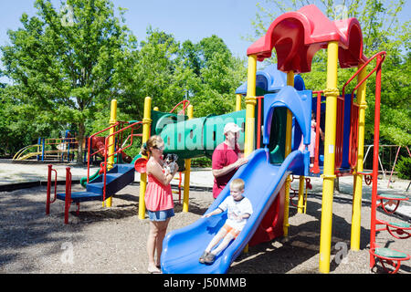 Alabama Butler County, Greenville, Sherling Lake Park, Spielplatz, Familie Familien Eltern Eltern Kinder, Mutter Mutter Mutter, Erwachsene Erwachsene Frau Frauen femal Stockfoto