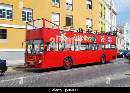 Passagiere an Bord ein rotes offen gekrönt Tour Bus, Cadiz, Provinz Cadiz, Andalusien, Spanien, Westeuropa. Stockfoto