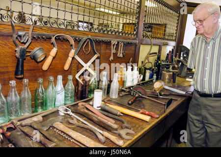 Alabama, Dallas County, Selma, Water Avenue, Old Depot Museum, regionales Erbe, Geschichte, Sammlung, Werkzeuge, Senioren Bürger, Männer männlich adul Stockfoto