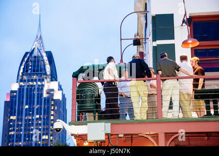 Alabama Mobile County, Mobile, Dauphine Street, Nachtleben abends nach Einbruch der Dunkelheit, die Firma „The The The The The The“, Restaurant, Restaurants, Restaurants, Essen, Essen und Trinken Stockfoto