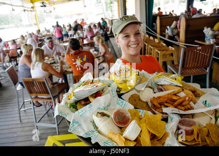 Alabama Gulf Shores, Lulu's, Restaurants, Restaurants, Restaurants, Restaurants, Cafés, Restaurants, Meeresfrüchte, Intracoastal Kellnerinnen, Angestellte, serviert, AL08052 Stockfoto