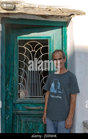 Insel Amorgos, Griechenland - Oktober 2015: Portrait von ein Mann, ein Alchimist der ätherischen Öle Stockfoto