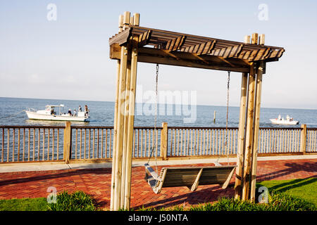 Alabama Baldwin County, Point Clear, Grand Hotel Marriott Resort, Hotelhotels Unterkunft Inn Motel Motels, Mobile Bay Water, Schaukel, Love Seat, Fischerboote, vi Stockfoto