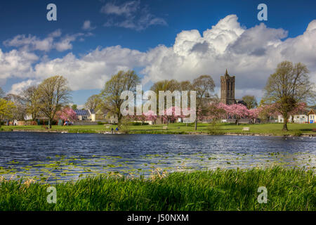 HDR-Bild mit Blick auf Carlingwark Loch Fullarton und Cherry Blossom in Lochside Park, Castle Douglas, Dumfries and Galloway, Schottland. Stockfoto