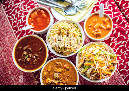 Indisches Nationalgericht - Curry-Huhn, Reis, Tomatensuppe, Paneer. Ansicht von oben. Stockfoto