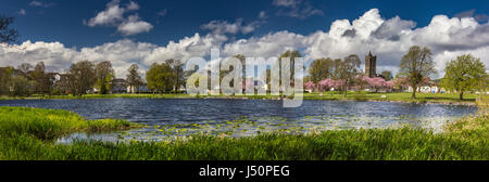 Panorama mit Blick auf Carlingwark Loch Fullarton und Kirschblüte im Lochside Park, Castle Douglas, Dumfries and Galloway, Schottland. Stockfoto